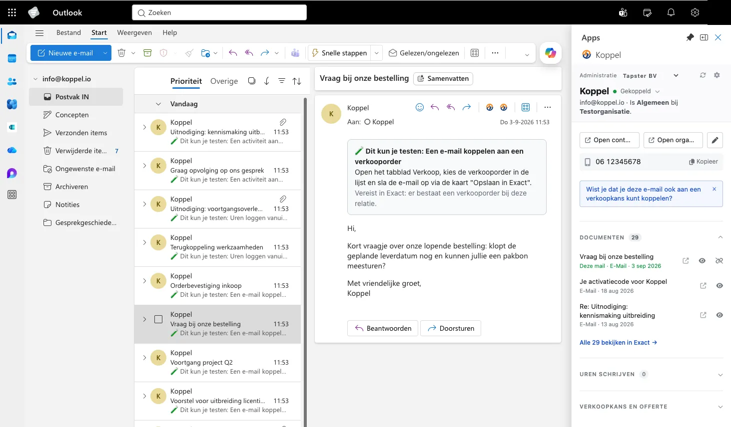 Outlook met een geopende e-mail en het Koppel-paneel ernaast: de gekoppelde relatie uit Exact Online, de daar opgeslagen documenten en de knoppen om uren en verkoopkansen te boeken.